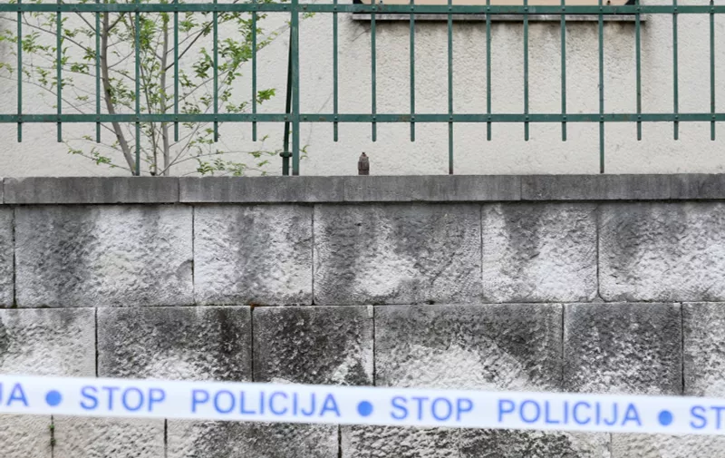 26.04.2021., Sibenik - Policijski ocevid ispred redisnjice SDP-a gdje je nepoznati pocinitelj navodno ostavio eksplozivnu napravu poznatu pod imenom "zvoncic".
Photo: Dusko Jaramaz/PIXSELL