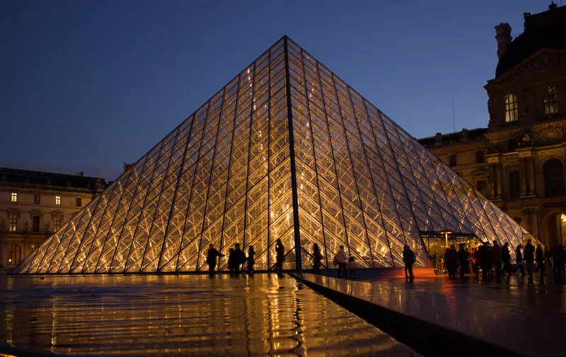 Piramida pred ulazom u Louvre