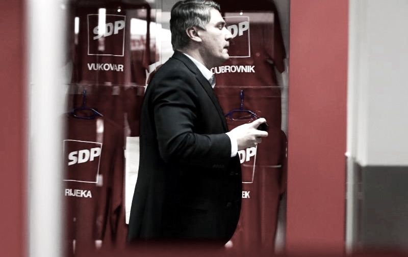 12.12.2015., Zagreb - Zoran Milanovic razgovarao na mobitel u sredisnjici SDP-a uoci odrzavanja sjednice Glavnog odbora SDP-a.
Photo: Robert Anic/PIXSELL
