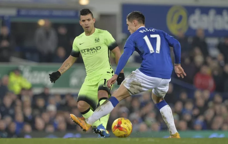 Manchester City's Argentinian striker Sergio Aguero (L) faces Everton's Bosnian midfielder Muhamed Besic (R) during the English League Cup semi-final first leg football match between Everton and Manchester City at Goodison Park in Liverpool, north west England on January 6, 2016. AFP PHOTO / PAUL ELLIS

RESTRICTED TO EDITORIAL USE. No use with unauthorized audio, video, data, fixture lists, club/league logos or 'live' services. Online in-match use limited to 75 images, no video emulation. No use in betting, games or single club/league/player publications. / AFP / PAUL ELLIS