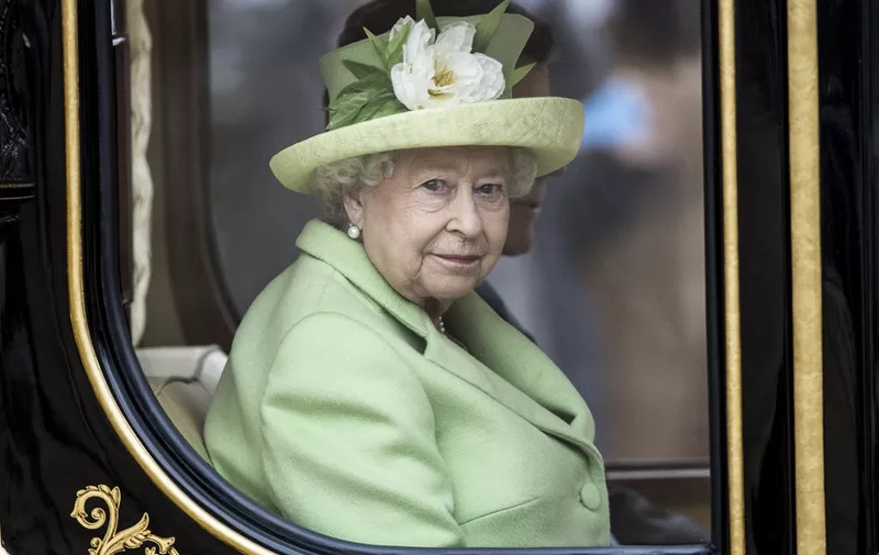 Britain's Queen Elizabeth II looks out of the Diamond Jubilee State Coach as she travels with Colombian President Juan Manuel Santos to Buckingham Palace during a ceremonial welcome for the Colombian president at the start of his three-day state visit at in central London, on November 1, 2016. - Colombian President Juan Manuel Santos, who won this year's Nobel Peace Prize for his efforts to implement a peace deal with FARC rebels, begins a state visit to Britain that includes a trip to once conflict-ridden Northern Ireland. (Photo by RICHARD POHLE / POOL / AFP)