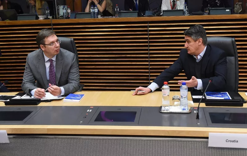 Serbia's Prime Minister Aleksandar Vucic (L) and Croatia' Prime Minister Zoran Milanovic speaks during an European leader's meeting on refugee flows along the Western Balkans route at the European Commission in Brussels on October 25, 2015. European Union and Balkan leaders faced a make-or-break summit today on the deepening refugee crisis after three frontline states threatened to close their borders if their EU peers stopped accepting migrants.   AFP PHOTO / EMMANUEL DUNAND (Photo by EMMANUEL DUNAND / AFP)