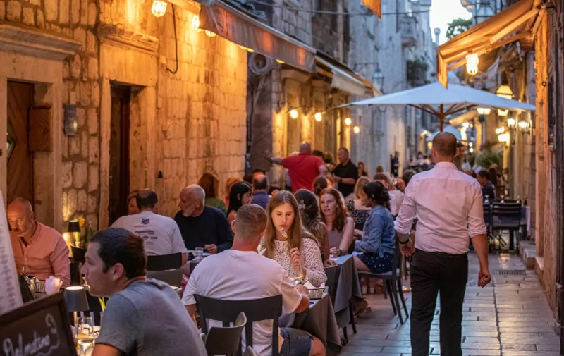 08.06.2022., Stara gradska jezgra, Dubrovnik - Puni restorani i kafici u gradu.
  Photo: Grgo Jelavic/PIXSELL
