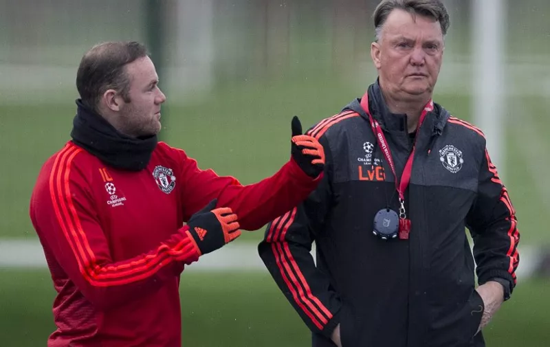 Manchester United's Dutch manager Louis van Gaal (R) talks with Manchester United's English striker Wayne Rooney during a team training session in Manchester, north west England, on November 24, 2015, ahead of their UEFA Champions League Group B football match against PSV Eindhoven on November 25.    AFP PHOTO / OLI SCARFF / AFP / OLI SCARFF