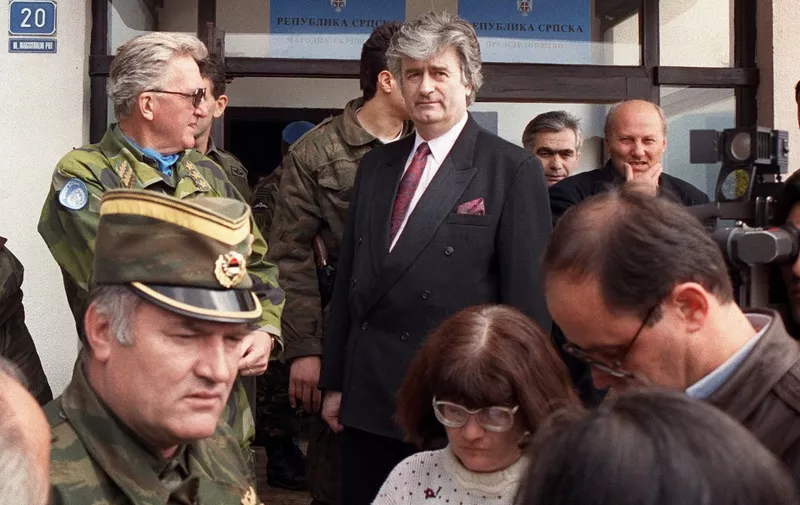 Lars Eric Wahlgren, commander of the UNPROFOR troops in former Yougoslavia (top L) appears with Bosnian Serb leader Radovan Karadzic (top R) and Serb commander General Ratko Mladic (bottom L) on the stairs of the Serb headquarters after talks, 18 April 1993 in Pale, near the besieged Sarajevo. Wahlgren met with Sern leaders regarding the evacuation of the Moslem enclave of Srebrenica. (Photo by MARK MILSTEIN / AFP)