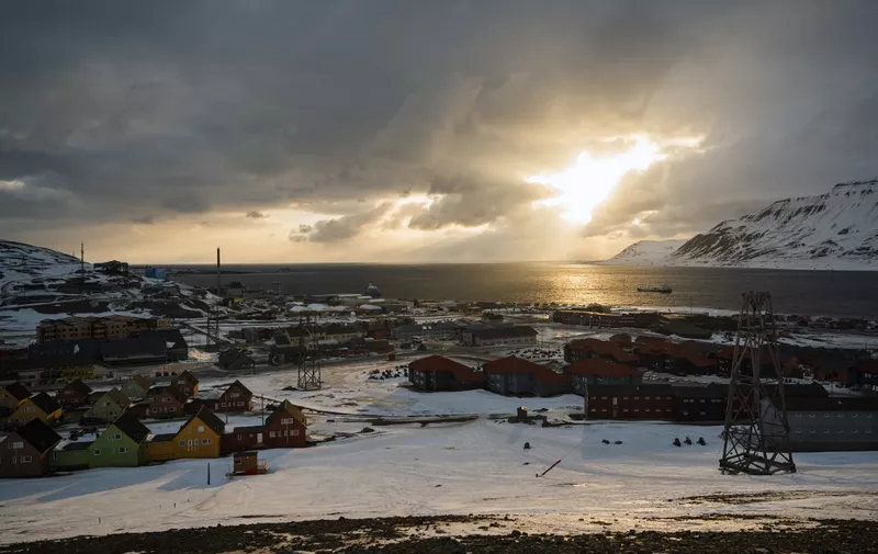 The sun appears behind the clouds 7 minuts after midnight, in Longyearbyen, on May 9, 2022, on Spitsbergen island, in Svalbard Archipelago, northern Norway. (Photo by Jonathan NACKSTRAND / AFP)