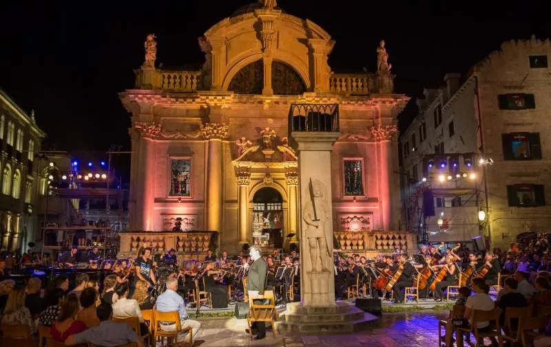 11.07.2016., Dubrovnik - Ispred Crkve svetog Vlaha odrzan je gala koncert uz sudjelovanje Simfonijskog orkestra HRT-a, pod ravnanjem Mladena Tarbuka a kao najsjajniji dio veceri zasjali su tenor Jose Cura, te sopranistica Linda Ballova. Cura je redoviti gost najuglednijih svjetskih glazbenih dvorana, poznat po svojim snaznim i originalnim interpretacijama opernih uloga, ali i po nekonvencionalnim i inovativnim koncertnim izvedbama.
Photo: Grgo Jelavic/PIXSELL
