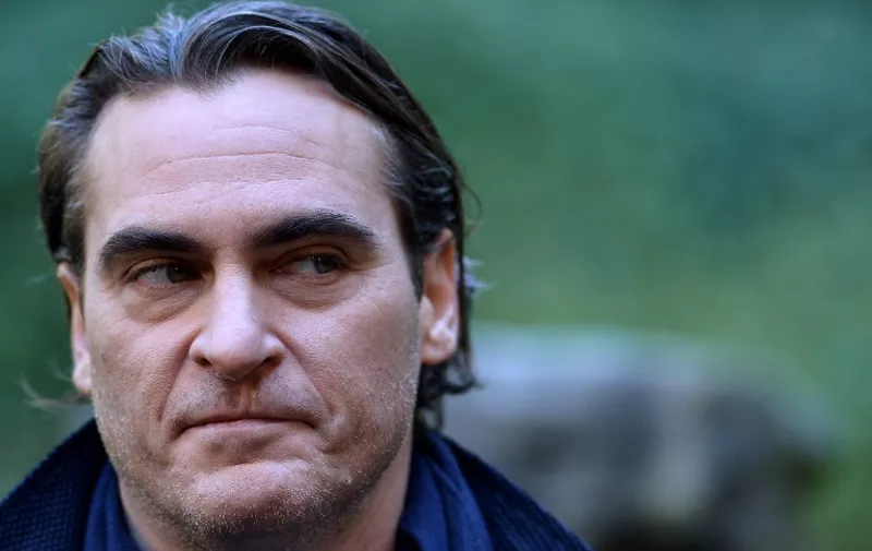 US actor Joaquin Phoenix poses during a photocall as part of the promotion of the movie "Inherent Vice" on January 26, 2015 in Rome. "Inherent Vice" (Vizio di forma) directed by Paul Thomas Anderson will be released in Italy on February 26, 2015.     AFP PHOTO / TIZIANA FABI / AFP PHOTO / TIZIANA FABI