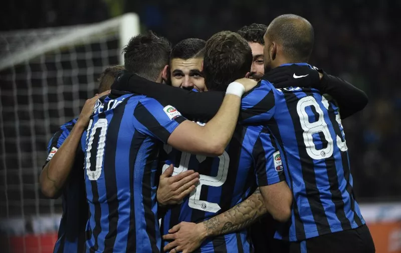 Inter Milan's forward from Argentina Mauro Icardi celebrates with teammates after scoring during the Italian Serie A football match Inter Milan vs Frosinone on November 22, 2015 at the San Siro Stadium stadium in Milan. AFP PHOTO / OLIVIER MORIN / AFP / OLIVIER MORIN