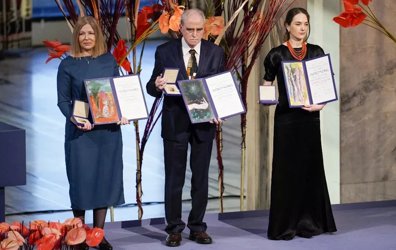 Natalia Pinchuk (L) on behalf of her husband Nobel Peace Prize 2022 winner, jailed Belarusian activist Ales Bialiatski, Memorial chairman Yan Rachinsky (C) on behalf of Russian human rights organisation Memorial, and Head of the Ukrainian Center for Civil Liberties (CCL) Oleksandra Matviichuk pose with their Nobel Peace Prize certificates and medals during the 2022 Nobel Peace Prize award ceremony at the City Hall in Oslo, Norway, on December 10, 2022. (Photo by Rodrigo Freitas / NTB / AFP) / Norway OUT