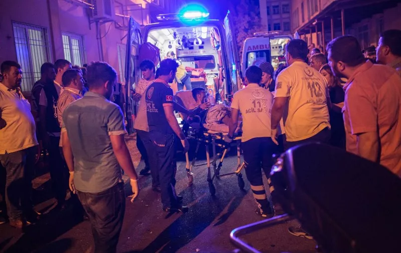 First aid officers carry an injured man to hospital August 20, 2016 in Gaziantep following a late night militant attack on a wedding party in southeastern Turkey. 
The governor of Gaziantep said 22 people are dead and 94 injured in the late night militant attack.  / AFP PHOTO / AHMED DEEB