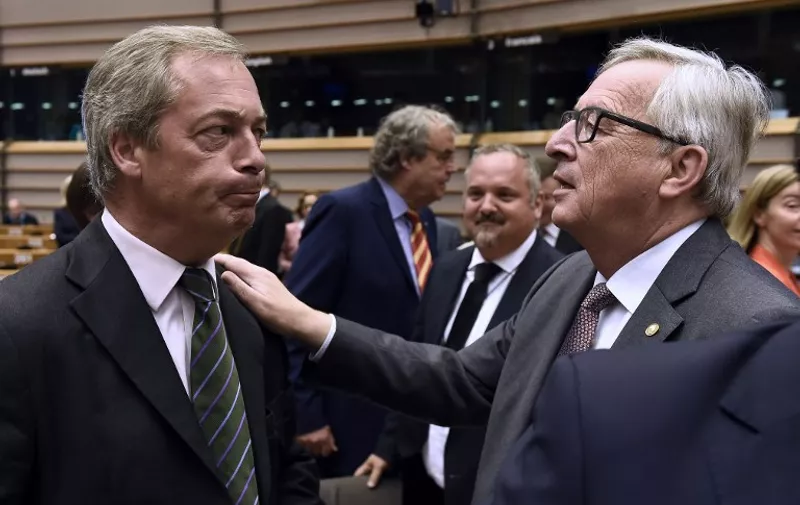 UK Independence Party (UKIP) leader Nigel Farage (L) talks with EU Commission President Jean-Claude Juncker before a plenary session at the EU headquarters in Brussels on June 28, 2016. 
European Commission chief Jean-Claude Juncker called on June 28 on Prime Minister David Cameron to clarify quickly when Britain intends to leave the EU, saying there can be no negotiation on future ties before London formally applies to exit. / AFP PHOTO / JOHN THYS