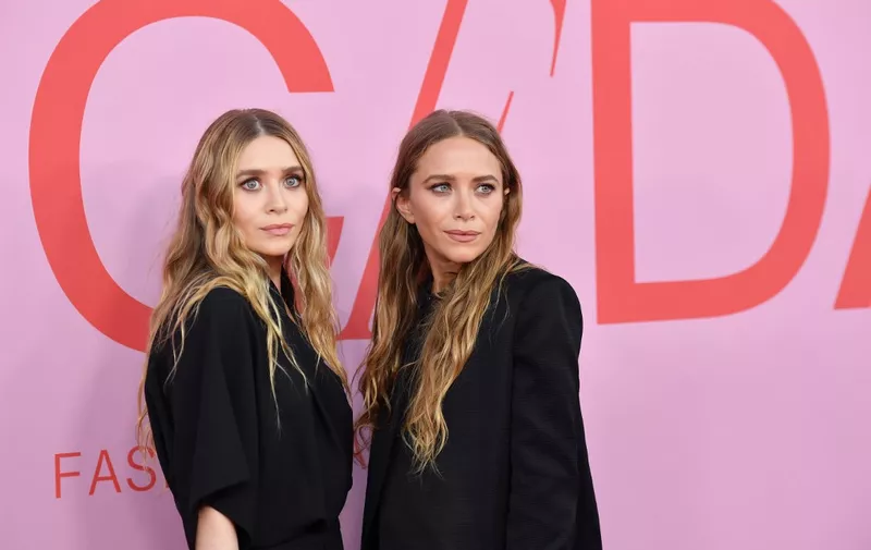 US fashion designers Mary-Kate (R) and Ashley Olsen arrive for the 2019 CFDA fashion awards at the Brooklyn Museum in New York City on June 3, 2019. (Photo by ANGELA  WEISS / AFP)