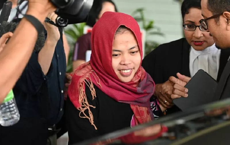 Indonesian national Siti Aisyah (C) smiles while leaving the Shah Alam High Court, outside Kuala Lumpur on March 11, 2019 after her trial for her alleged role in the assassination of Kim Jong Nam, the half-brother of North Korean leader Kim Jong Un. - An Indonesian woman accused of assassinating the North Korean leader's half-brother was to be freed March 11 after a prosecutor withdrew a murder charge against her, a judge said. (Photo by MOHD RASFAN / AFP)