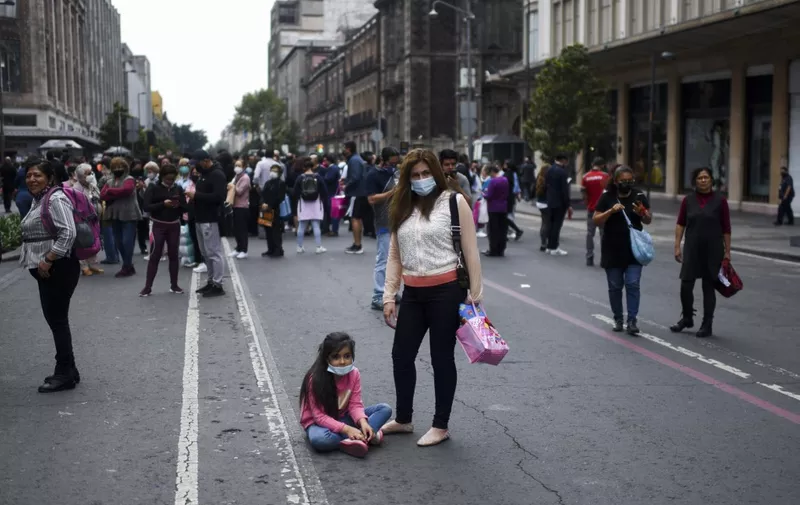 People remain in the streets after an earthquake in Mexico City on September 19, 2022. - A 6.8-magnitude earthquake struck western Mexico on Monday, shaking buildings in Mexico City on the anniversary of two major tremors in 1985 and 2017, seismologists said. (Photo by Pedro PARDO / AFP)