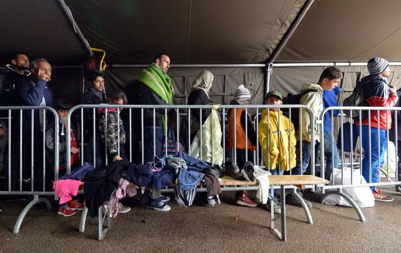 01.10.2015., Opatovac - Izbjeglice stizu u privremeni kamp gdje ih se registrira, a zatim cekaju polazak autobusa koji ih prevoze na madjarsku granicu. 
Photo: Marko Jurinec/PIXSELL