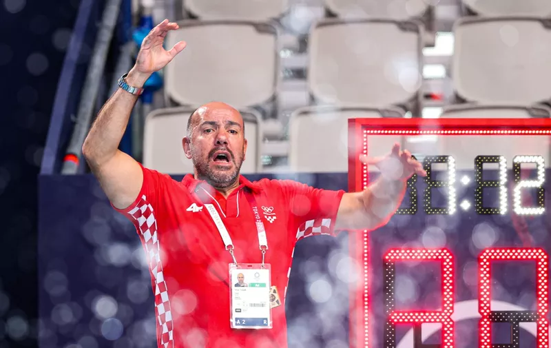 210729 -- TOKYO, July 29, 2021 -- Croatia s head coach Ivica Tucak reacts during the men s preliminary round match of Water polo, Wasserball between Croatia and Montenegro at the Tokyo 2020 Olympic Games, Olympische Spiele, Olympia, OS in Tokyo, Japan, on July 29, 2021.  TOKYO2020 JAPAN-TOKYO-OLY-WATER POLO-MEN S PRELIMINARY WangxJingqiang PUBLICATIONxNOTxINxCHN