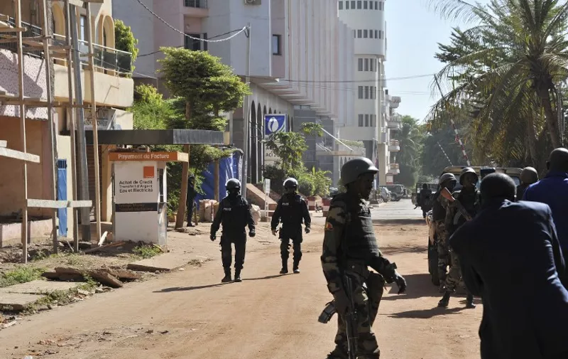 Malian troops take position outside the Radisson Blu hotel in Bamako on November 20, 2015. Gunmen went on a shooting rampage at the luxury hotel in Mali's capital Bamako, seizing 170 guests and staff in an ongoing hostage-taking that has left at least three people dead. AFP PHOTO / HABIBOU KOUYATE / AFP / HABIBOU KOUYATE