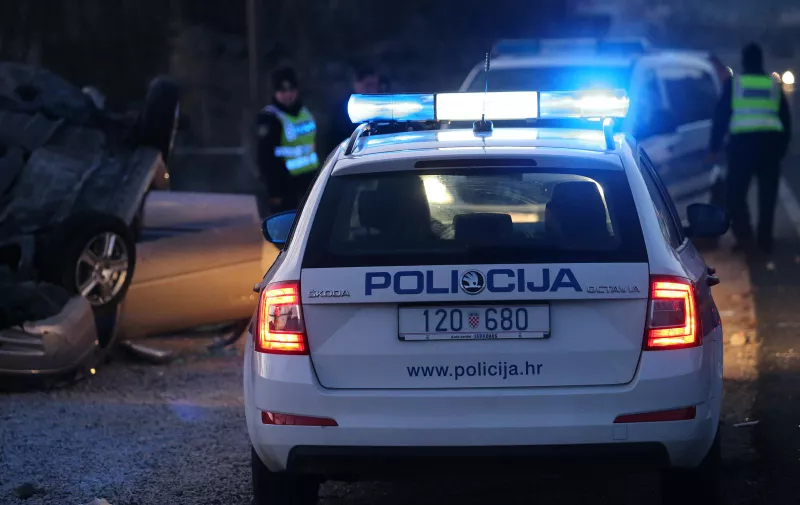 12.12.2015., Dicmo - Jedna je muska osoba preminula na mjestu dogadjaja nakon izlijetanja osobnog vozila na cesti D1 u Dicmu koje se dogodilo nesto prije 5 sati. Druga osoba je prevezena na hitnu.rNa mjesto dogadjaja izisao je i drzavni odvjetnik.rPhoto: Ivo Cagalj/PIXSELL