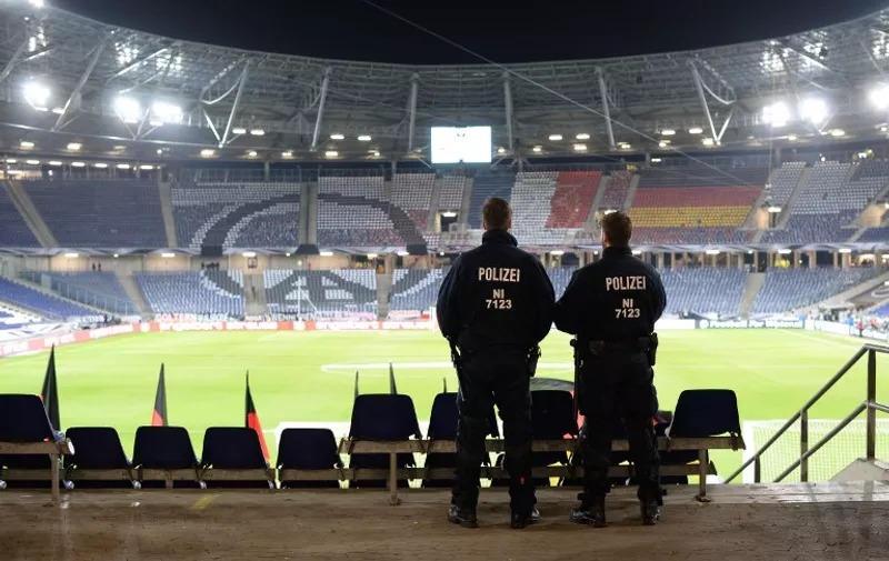 Policajci na HDI Areni u Hannoveru, evakuiranoj nakon informacija o mogućem napadu