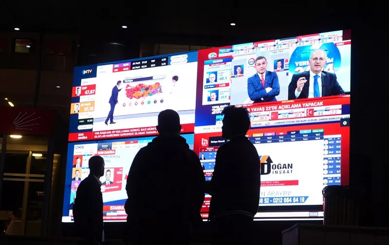 ANKARA, TURKIYE - MARCH 31: Following the lifting of the broadcast ban on the local election results, citizens gather at the Republican People's Party (CHP) Headquarters to follow the results on a giant screen set up in the garden in Ankara, Turkiye on March 31, 2024. Evrim Aydin / Anadolu (Photo by Evrim Aydin / ANADOLU / Anadolu via AFP)