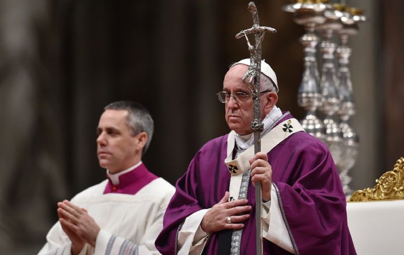 Pope Francis leads the Ash Wednesday mass opening Lent, the forty-day period of abstinence and deprivation for Christians, before Holy Week and Easter, on February 10, 2016 in Vatican. / AFP / ALBERTO PIZZOLI