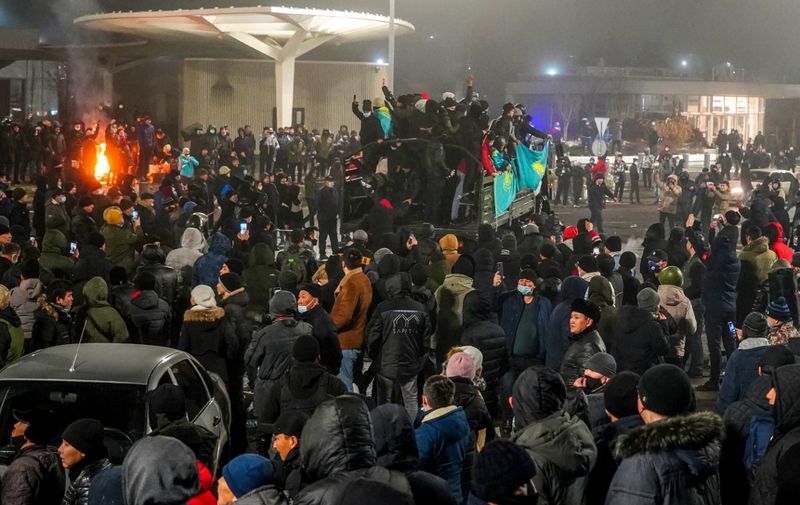 Protesters take part in a rally over a hike in energy prices in Almaty on January 5, 2022. - Kazakhstan on January 5, 2022 declared a nationwide state of emergency after protests over a fuel price hike erupted into clashes and saw demonstrators storm government buildings. (Photo by Abduaziz MADYAROV / AFP)