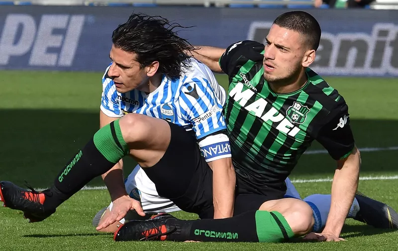 REGGIO NELL&#8217;EMILIA, ITALY &#8211; FEBRUARY 24: Sergio Floccari of SPAL and Merih Demiral of US Sassuolo in action during the Serie A match between US Sassuolo and SPAL at Mapei Stadium &#8211; Citta&#8217; del Tricolore on February 24, 2019 in Reggio nell&#8217;Emilia, Italy. (Photo by Giuseppe Bellini/Getty Images)