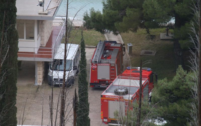 Dubrovnik: Nekoliko osoba prevezeneo u bolnicu zbog požara u HR Plat 10.01.2019., Dubrovnik - Policija i vatrogasci na priloznoj prometnici HE Plat gdje je jutros doslo do pozara. nekoliko osoba je prevezeno u bolnicu. Photo: Ivo Cagalj/PIXSELL