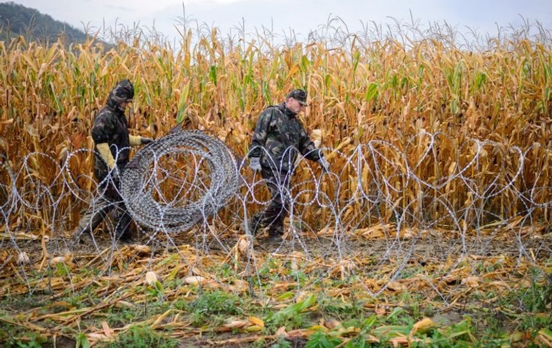 Mađarski vojnici i bodljikava žica na mađarsko-slovenskoj granici