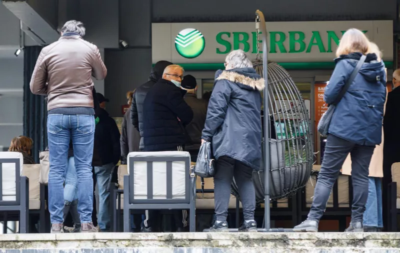 25.02.2022., Zagreb - Klijenti cekaju na ulaz u rusku banku Sberbank zbog rata Rusije i Ukrajine. Photo: Davor Puklavec/PIXSELL