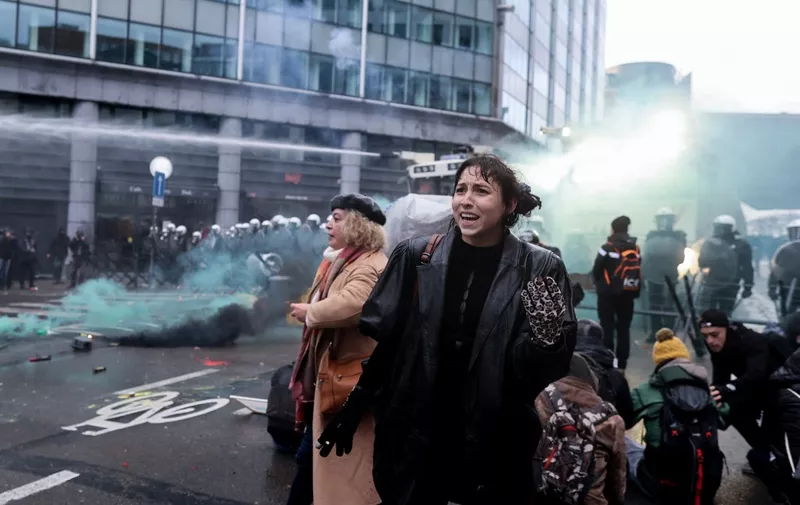 Police use water canon to disperse demonstrators as clashes erupt during a demonstration against  Belgium government's measures to curb the spread of the Covid-19 and mandatory vaccination, in Brussels, on december 5, 2021. (Photo by Kenzo TRIBOUILLARD / AFP)