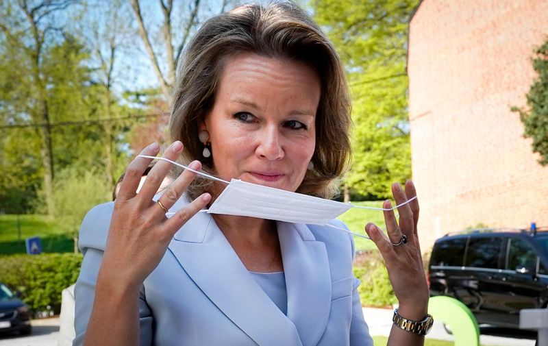 Queen Mathilde puts a mouth mask
King Philippe and Queen Mathilde visit to the Centre Hospitalier Regional - CHR, Liege, Belgium - 17 Apr 2020, Image: 514168273, License: Rights-managed, Restrictions: , Model Release: no, Credit line: Isopix / Shutterstock Editorial / Profimedia