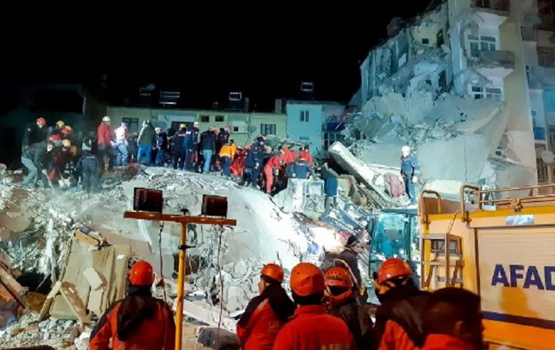 Turkish officials and police work at the scene of a collapsed building following a 6.8 magnitude earthquake in Elazig, eastern Turkey on January 25, 2020. - A powerful earthquake has killed at least 21 people and injured more than 1,000 in eastern Turkey, as rescue teams searched through the rubble of collapsed buildings for survivors on January 25, 2020. (Photo by Ali Haydar GOZLU / AFP)