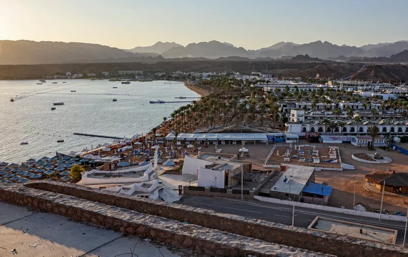 This picture taken on November 19, 2022 shows a view of a beach near the old market area of Egypt's Red Sea resort city of Sharm el-Sheikh at sunset during the COP27 climate conference. (Photo by AHMAD GHARABLI / AFP)