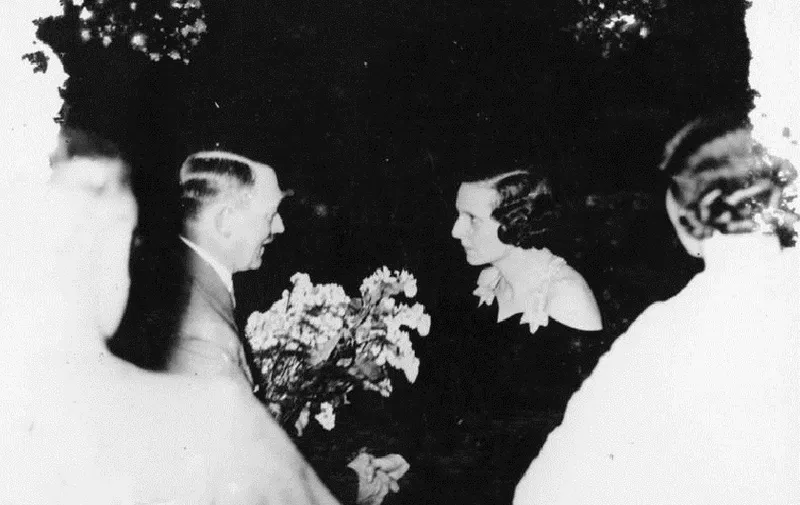 1934
Adolf Hitler begrüßt Leni Riefenstahl.
Zentralbild
