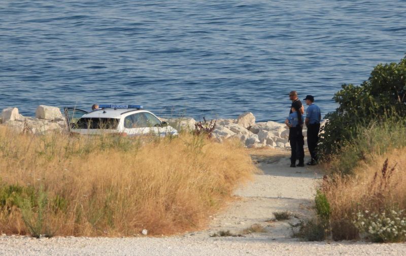 24.07.2022.,Split- Dvije zavezane rucne bombe pronadjene se na Znjanu u moru, samo 150 metara od plaze za osobe s invaliditetom . Policija na mjestu dogadjaja Photo: Ivo Cagalj/PIXSELL
