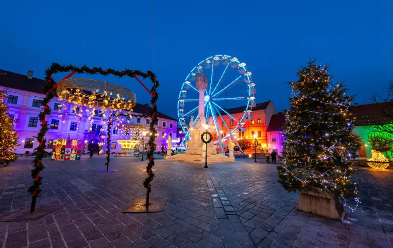 21.12.2023., Osijek - Tisuce lampica i panoramski tocak osvijetlili Advent na glavnom trgu osjecke Tvrdje,Trgu Svetog Trojstva. Photo: Davor Javorovic/PIXSELL