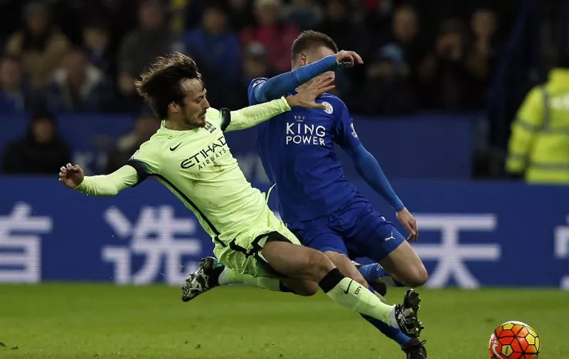 Manchester City's Spanish midfielder David Silva (L) vies with Leicester City's English striker Jamie Vardy during the English Premier League football match between Leicester City and Manchester City at King Power Stadium in Leicester, central England on December 29, 2015.  AFP PHOTO / ADRIAN DENNIS

RESTRICTED TO EDITORIAL USE. No use with unauthorized audio, video, data, fixture lists, club/league logos or 'live' services. Online in-match use limited to 75 images, no video emulation. No use in betting, games or single club/league/player publications. / AFP / ADRIAN DENNIS