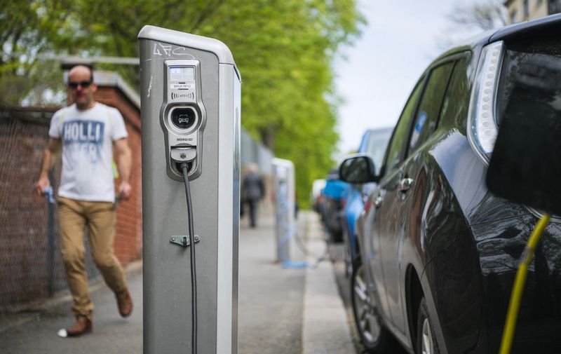 Electric cars are being charged on a street in the Norwegian capital Oslo on April 30, 2019. - Rich or not, young and old, hip urbanites and rural dwellers alike: Norwegians, including Crown Prince Haakon, are increasingly switching to electric cars. The choice is especially green in this country, where most of the electricity produced is environmentally-friendly, derived from hydro power. (Photo by Jonathan NACKSTRAND / AFP)