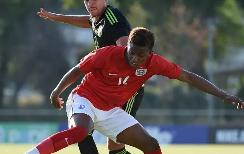 England's Demarai Gray (R) challenges Mexico's Kevin Escamilla (L) during the U-21 international football match between Mexico and England as part of the Festival International Espoirs tournament at the De Lattre stadium in Aubagne, southern France, on June 3, 2015. AFP PHOTO / ANNE-CHRISTINE POUJOULAT / AFP / ANNE-CHRISTINE POUJOULAT