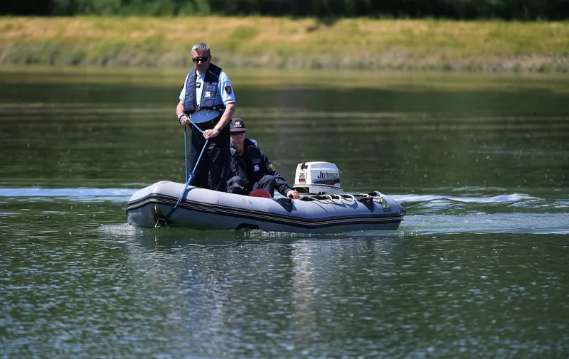 French Gendarmes and German police officers from the Franco-German River Brigade search the banks and the River Rhine for a missing 4-year-old girl in Gerstheim, eastern France on May 31, 2019, the day after a boating accident. A motorised rubber boat capsized on the Rhine River between France and Germany claiming the lives of three people, one adult, one 6-year-old child, and a passer-by who tried to rescue them on May 30, 2019. The boat which left the German bank of the river carrying two adults and two children sank near the eastern French town of Gerstheim. French and German rescuers continue their search on May 31, 2019 for the missing four-year-old girl in the border area some thirty kilometers south of Strasbourg. (Photo by FREDERICK FLORIN / AFP)
