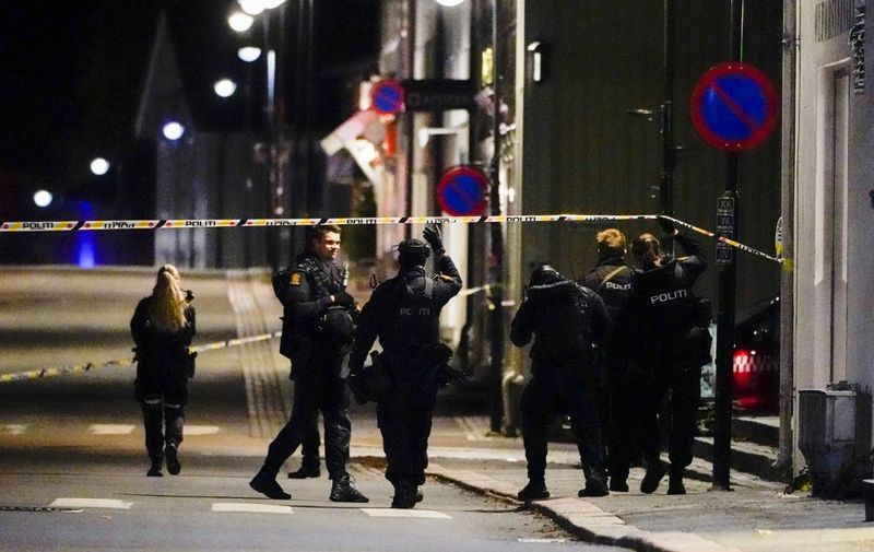 Police officers cordon off the scene where they are investigating in Kongsberg, Norway after a man armed with bow killed several people before he was arrested by police on October 13, 2021. - A man armed with a bow and arrows killed several people and wounded others in the southeastern town of Kongsberg in Norway on October 13, 2021, police said, adding they had arrested the suspect.
"We can unfortunately confirm that there are several injured and also unfortunately several killed in this episode," local police official Oyvind Aas told a news conference. "The man who committed this act has been arrested by the police and, according to our information, there is only one person involved." (Photo by Håkon Mosvold Larsen / NTB / AFP) / Norway OUT