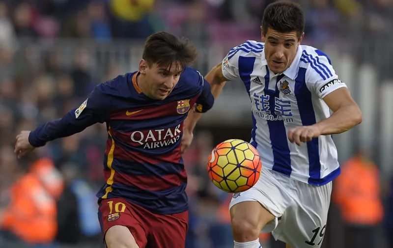 Barcelona's Argentinian forward Lionel Messi (L) vies with Real Sociedad's defender Yuri Berchiche during the Spanish league football match FC Barcelona vs Real Sociedad de Futbol at the Camp Nou stadium in Barcelona on November 28, 2015.   AFP PHOTO/ LLUIS GENE / AFP / LLUIS GENE