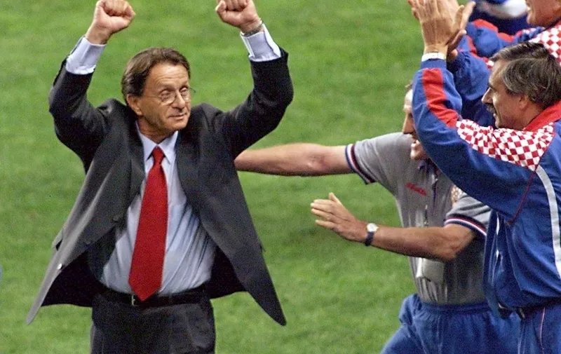 (FILES) In this file photo taken on July 11, 1998 Croatian national team coach Miroslav Blazevic jubilates after winning the1998 Soccer World Cup third place match against the Netherlands, at the Parc des Princes stadium in Paris. - Former head coach for Croatia's national football team, Miroslav "Ciro" Blazevic died on February 8, 2023, two days before his 88th birthday, reports the Croatian football federation. (Photo by PASCAL GEORGE / AFP)