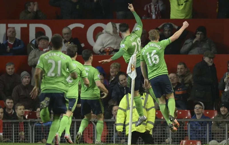 Southampton's English striker Charlie Austin (2R) celebrates scoring the opening goal during the English Premier League football match between Manchester United and Southampton at Old Trafford in Manchester, north west England, on January 23, 2016. AFP PHOTO / OLI SCARFF

RESTRICTED TO EDITORIAL USE. No use with unauthorized audio, video, data, fixture lists, club/league logos or 'live' services. Online in-match use limited to 75 images, no video emulation. No use in betting, games or single club/league/player publications. / AFP / OLI SCARFF
