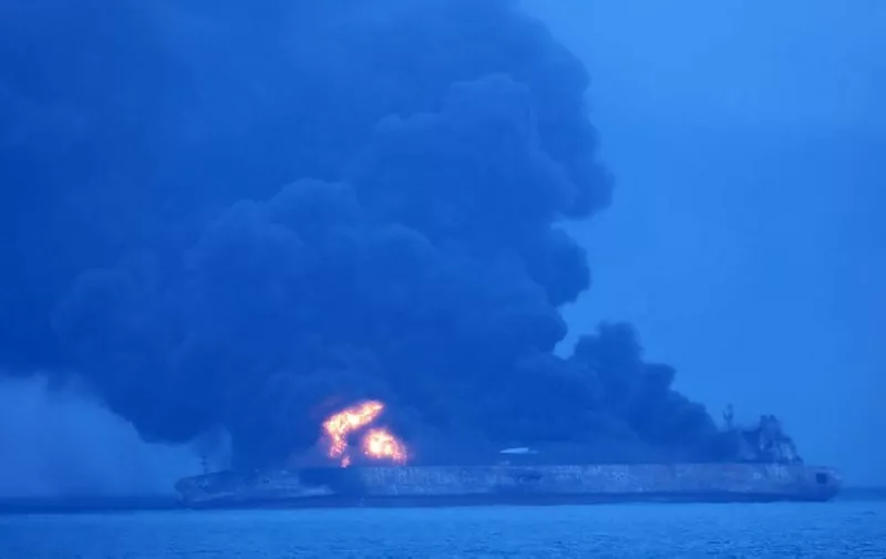 This handout from the Korea Coast Guard taken and released on January 7, 2018 shows the Panamanian-flagged tanker "Sanchi" on fire after a collision with a cargo ship at sea.
Thirty-two people, mostly Iranians, were missing on January 7 after an oil tanker collided with a cargo ship off the coast of east China, the transport ministry said. / AFP PHOTO / KOREA COAST GUARD / handout / RESTRICTED TO EDITORIAL USE - MANDATORY CREDIT "AFP PHOTO / KOREA COAST GUARD" - NO MARKETING NO ADVERTISING CAMPAIGNS - DISTRIBUTED AS A SERVICE TO CLIENTS
