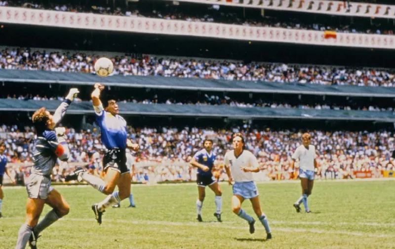 MEXICO-CITY. WK voetbal, kwartfinale Argentinie-Engeland  4 jaar na de Falklandoorkog . Diego Maradona scoort met een handsbal,doelpunt wordt gioedgekeurd. Maradona zei later dat was de hand van God . Argentie wint met 2-0 ANPPHOTO ANP Mexico-city xVIxHollandsexHoogtex/xxANPxIVx *** MEXICO CITY World Cup soccer, quarterfinals Argentina England 4 years after the Falkland Eye Diego Maradona scores with a handball,goal being fielded Maradona later said that was the hand of God Argence wins with 2 0 ANPPHOTO ANP Mexico city xVIxHollandxHoogtex xxANPxIVx 301889322