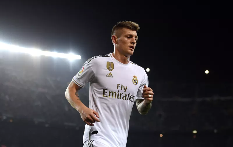 BARCELONA, SPAIN - DECEMBER 18:  Toni Kroos of Real Madrid looks on during the Liga match between FC Barcelona and Real Madrid CF at Camp Nou on December 18, 2019 in Barcelona, Spain. (Photo by Alex Caparros/Getty Images)