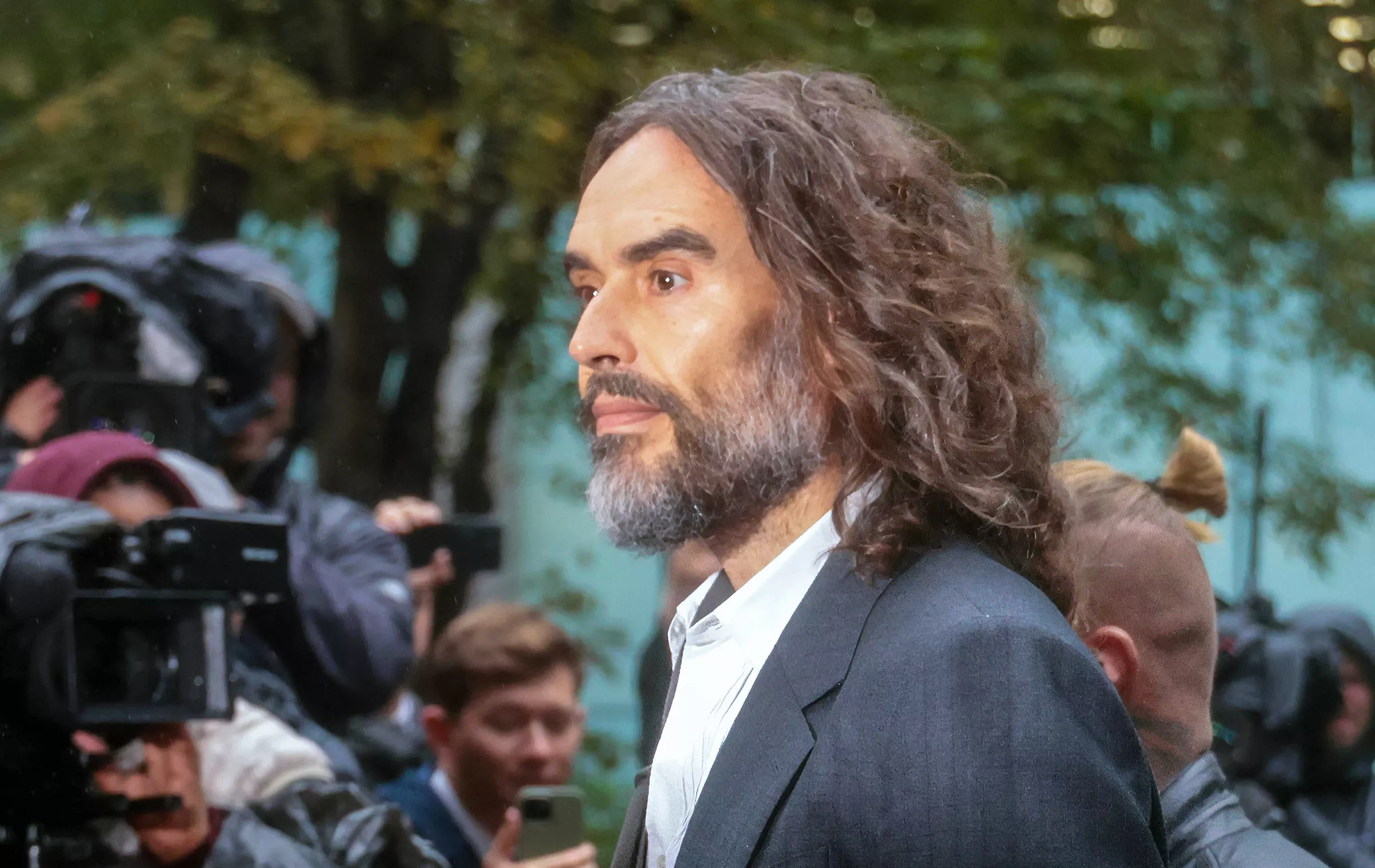 Russell Brand bio je simbol razuzdanog života, a sada mu sude za silovanje. Šest žena iznijelo je teške optužbe protiv njega
